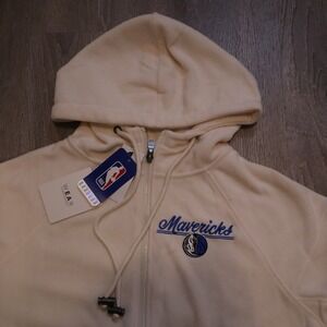 WEAR by Erin Andrews Dallas Mavericks Fleece Zip Up Hoodie Cream Womens XS NBA